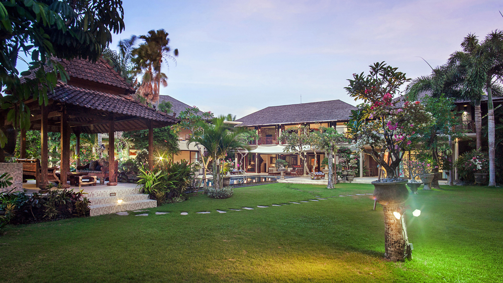 Villa Avalon Main House - The villa and gardens